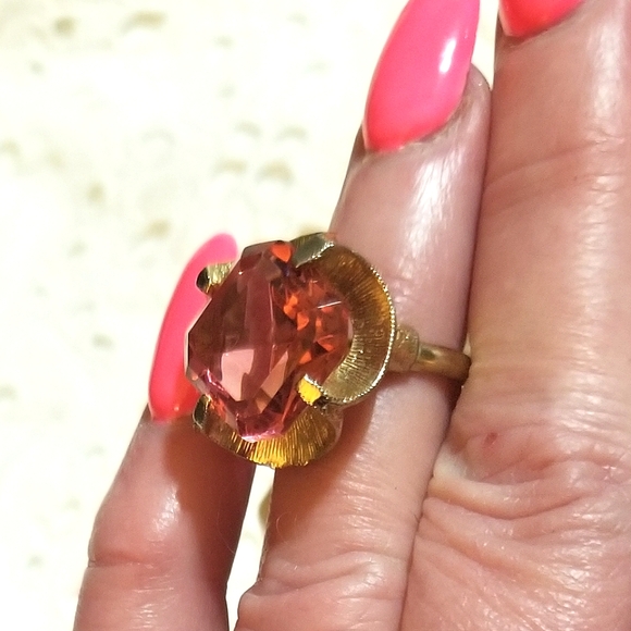 Pretty in Pink! Vintage 1970s Large Pink Glass Gold plated Ring - Picture 7 of 8